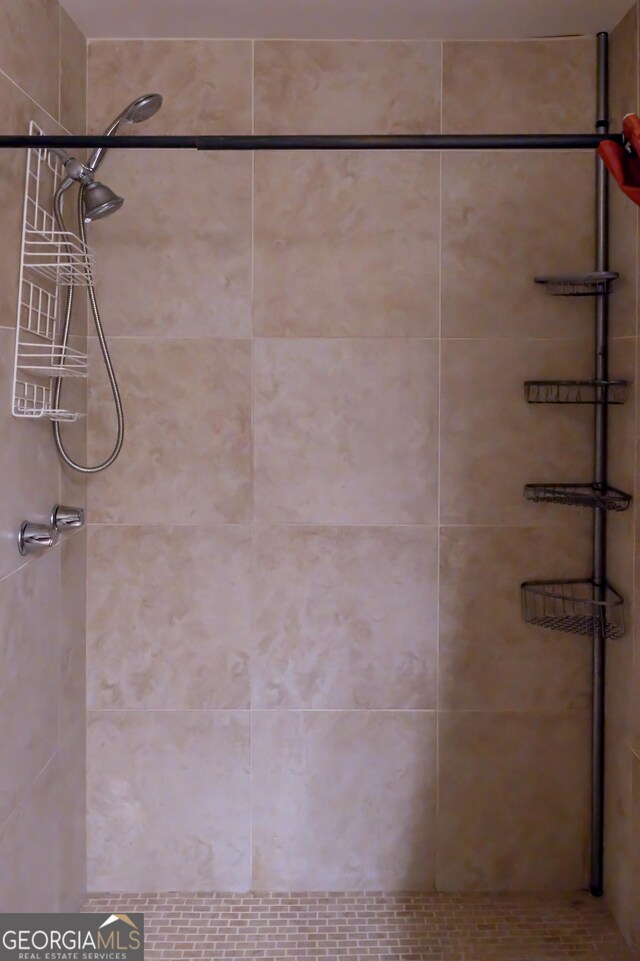 8035 Magnolia Way, Roswell, GA 30075 - bathroom featuring a tile shower