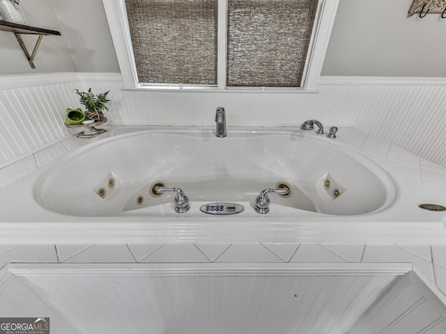 646 Darlington Cir NE, Atlanta, GA 30305 - full bath featuring a tub with jets and wainscoting