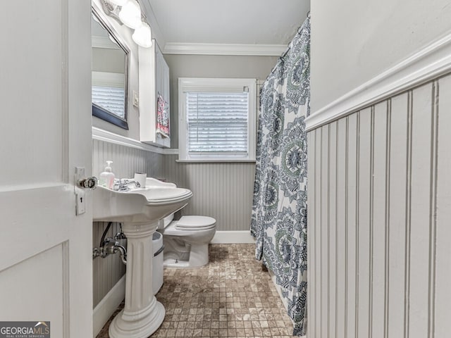646 Darlington Cir NE, Atlanta, GA 30305 - bathroom with toilet, crown molding, and a shower with shower curtain