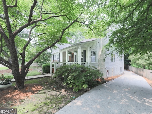 646 Darlington Cir NE, Atlanta, GA 30305 - view of front facade with a porch and driveway