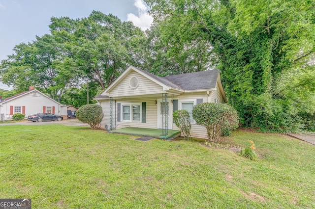 308 E 20th St SW, Rome, GA 30161 - view of front facade featuring covered porch, a front yard, and roof with shingles