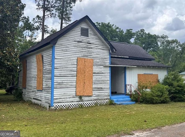 710 Washington Ave, Waycross, GA 31503 - view of front facade featuring entry steps, a front yard, and a shingled roof
