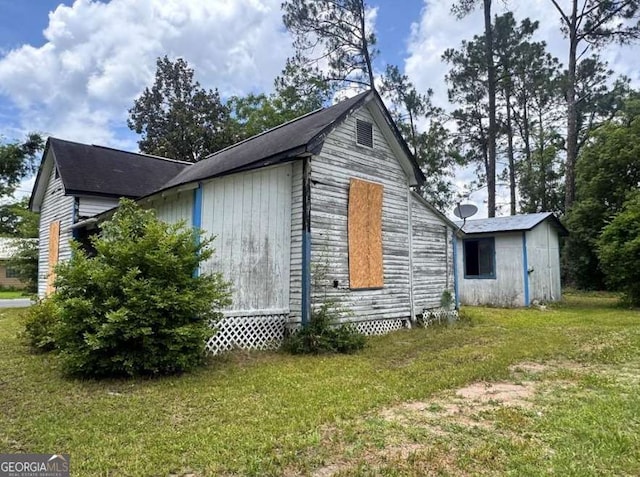 710 Washington Ave, Waycross, GA 31503 - view of home's exterior with a yard