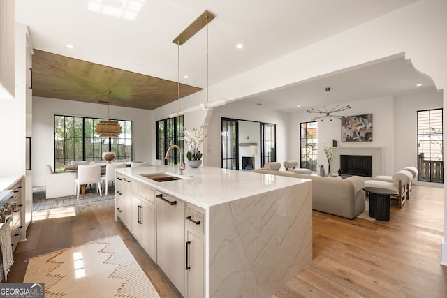 555 Orme Cir NE, Atlanta, GA 30306 - kitchen featuring a sink, light wood finished floors, healthy amount of natural light, decorative light fixtures, and recessed lighting