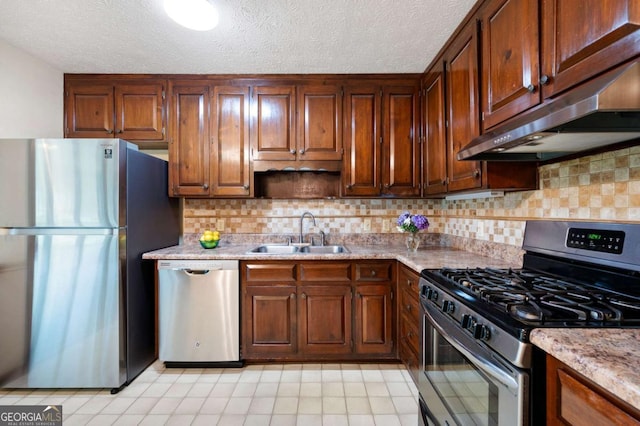 272 Creek Ct SW, Marietta, GA 30064 - kitchen with stainless steel appliances, a sink, under cabinet range hood, tasteful backsplash, and light tile patterned floors