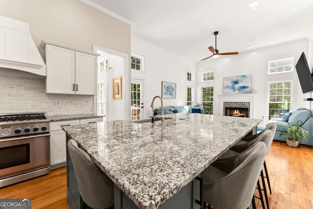1421 Lane Creek Dr, Bishop, GA 30621 - kitchen featuring high end stove, open floor plan, a ceiling fan, and a breakfast bar