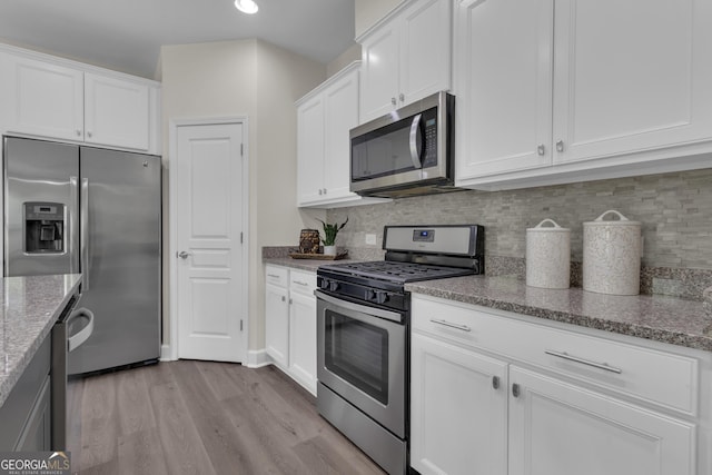 206 Roundwood Way, Peachtree City, GA 30269 - kitchen featuring stainless steel appliances, light stone counters, light wood finished floors, backsplash, and recessed lighting