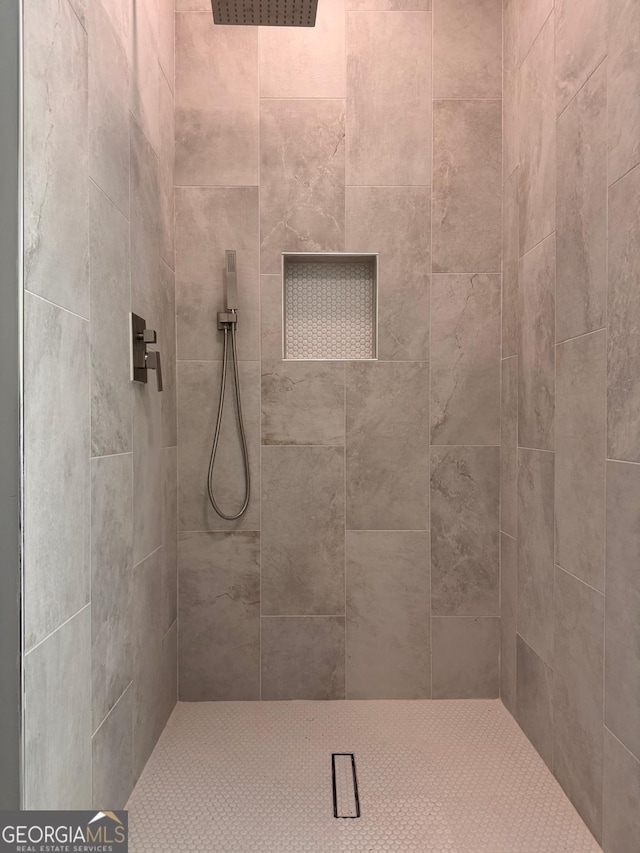 4867 Pinnacle Dr, Stone Mountain, GA 30088 - bathroom featuring a tile shower
