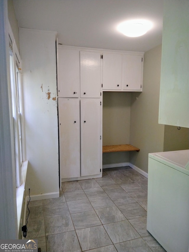 302 Morningside Dr, Clarkesville, GA 30523 - mudroom with washer / dryer and baseboards