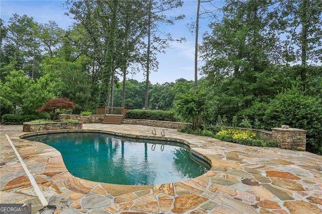 511 Pine Valley Rd SE, Marietta, GA 30067 - swimming pool with a patio area