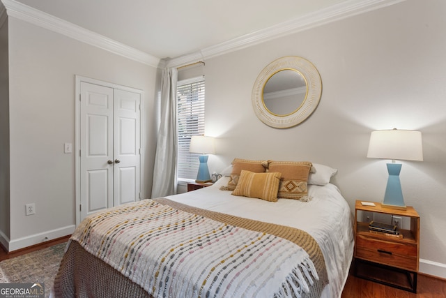 3777 Peachtree Rd NE Unit 1112, Brookhaven, GA 30319 - bedroom with wood finished floors, ornamental molding, baseboards, and a closet