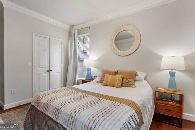 3777 Peachtree Rd NE Unit 1112, Brookhaven, GA 30319 - bedroom with wood finished floors, ornamental molding, baseboards, and a closet