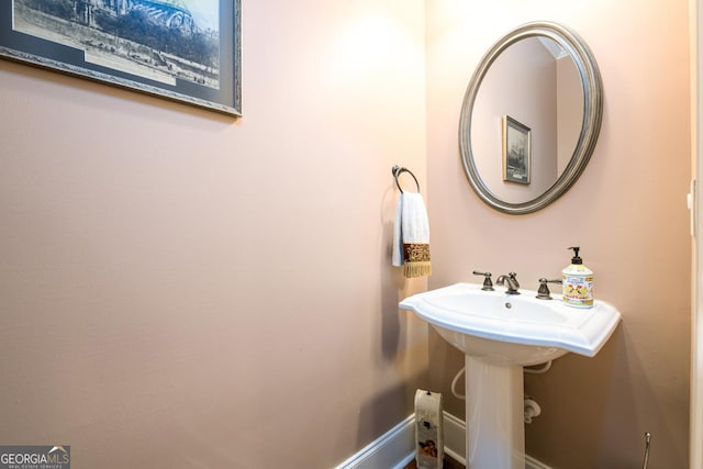 13042 Dartmore Ave, Alpharetta, GA 30005 - bathroom with baseboards