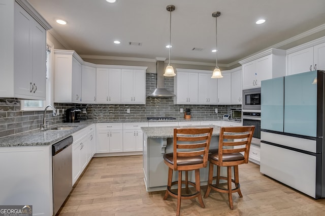895 Lillian Park Dr, Grovetown, GA 30813 - kitchen with appliances with stainless steel finishes, a sink, light wood-style flooring, decorative backsplash, and crown molding