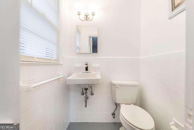 913 7th Ave, Albany, GA 31701 - half bathroom featuring wainscoting and tile walls