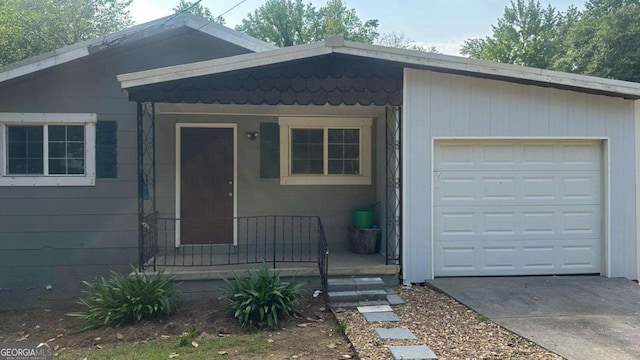 2812 Maple Rd SE, Rome, GA 30161 - view of front facade with a garage and concrete driveway