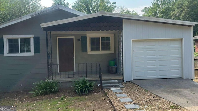 2812 Maple Rd SE, Rome, GA 30161 - view of front facade featuring a garage and driveway