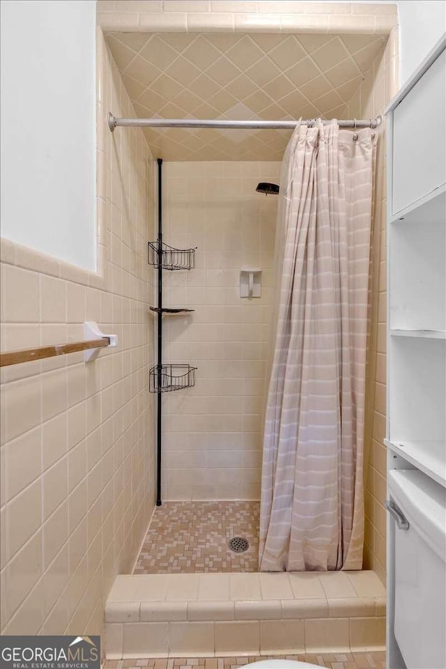 612 Oakcrest Dr, Rockmart, GA 30153 - full bath with a shower stall, toilet, and tile walls