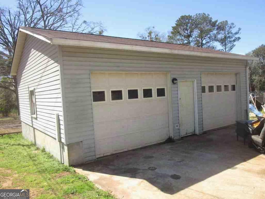 513 E Poplar St, Thomaston, GA 30286 - view of detached garage
