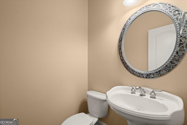 10565 Highgate Manor Ct, Duluth, GA 30097 - half bathroom featuring a sink and toilet