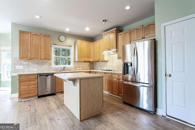 4045 Hillcrest View Ct, Suwanee, GA 30024 - kitchen with stainless steel appliances, light countertops, a sink, tasteful backsplash, and light wood finished floors