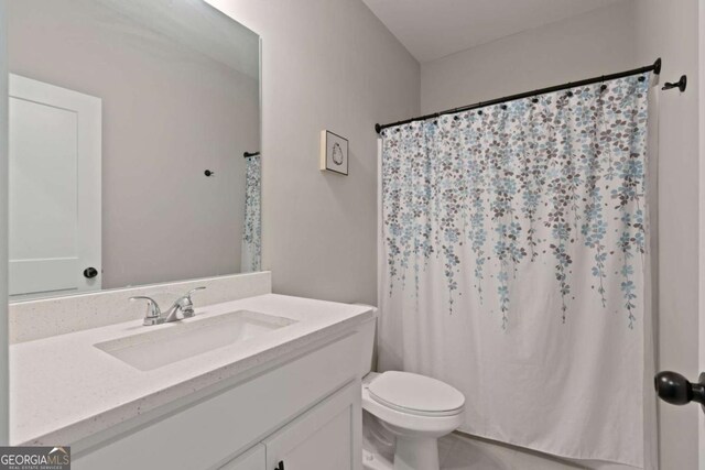 125 Kingston Cir, Carrollton, GA 30117 - full bathroom with vanity, toilet, and curtained shower