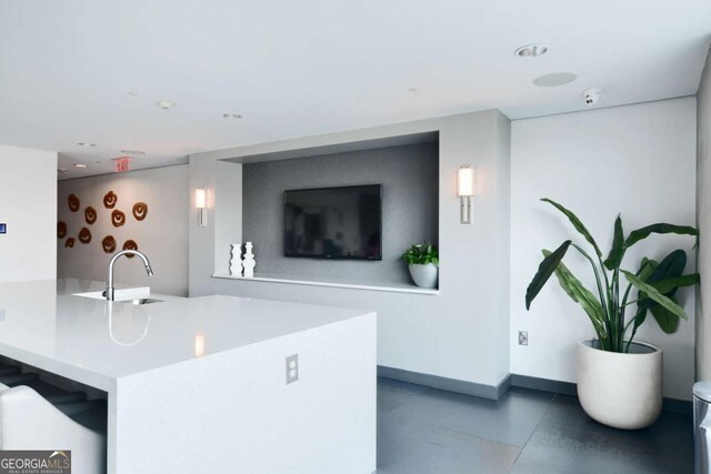 361 17th St NW Unit 1702, Atlanta, GA 30363 - kitchen with a sink, light countertops, baseboards, and a peninsula