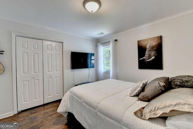 3085 Saint Andrews Dr, Duluth, GA 30096 - bedroom with crown molding, dark wood finished floors, and a closet
