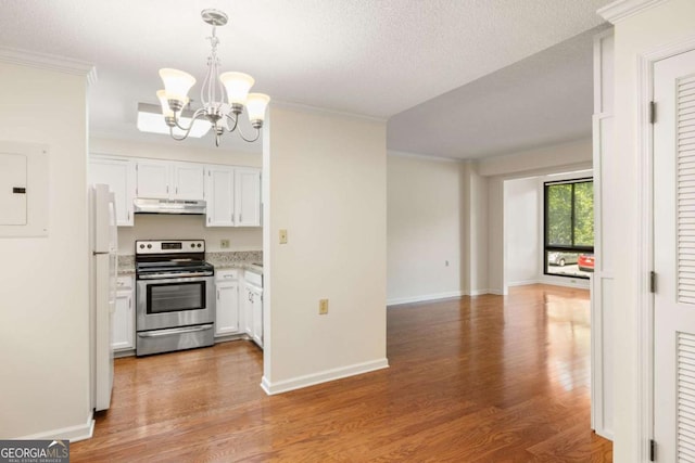 1800 Clairmont Lk Unit 216, Decatur, GA 30033 - kitchen featuring stainless steel electric range, under cabinet range hood, freestanding refrigerator, a chandelier, and wood finished floors