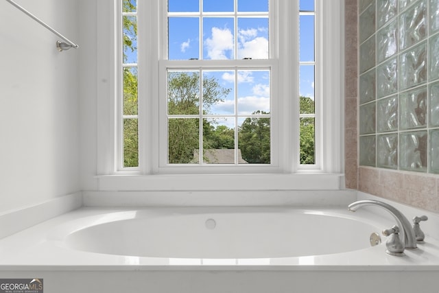 10865 Misty Moon Ct, Alpharetta, GA 30022 - full bath featuring a garden tub