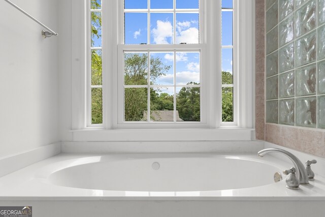10865 Misty Moon Ct, Alpharetta, GA 30022 - bathroom featuring a bath