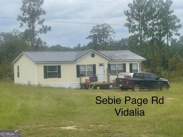 000375 Brooks Kirkland Rd, Vidalia, GA 30474 - view of front of house with metal roof and a front yard