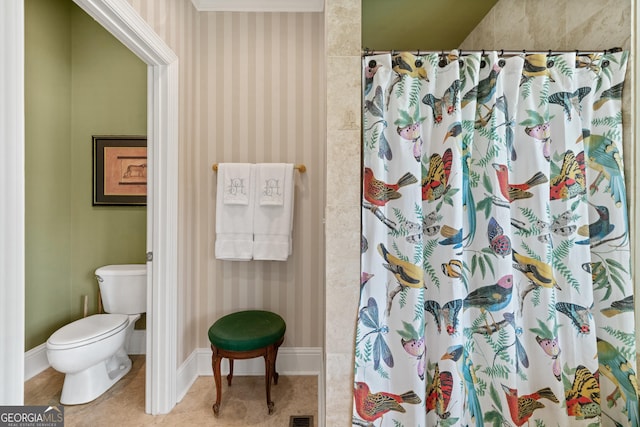 100 S Haven Ct, Macon, GA 31210 - full bath featuring wallpapered walls, toilet, curtained shower, tile patterned flooring, and baseboards