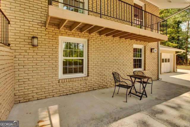 4794 Glenbonnie Ct, Dunwoody, GA 30360 - view of patio with a balcony and driveway