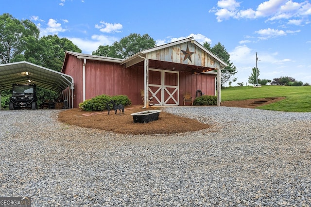 8958 Bill Savage Rd, Lula, GA 30554 - view of barn with gravel driveway, a carport, and a yard