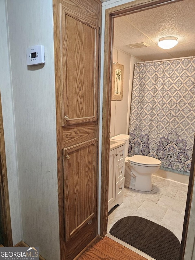 136 Hickory Hl, Anniston, AL 36206 - full bath with toilet, a shower with curtain, and vanity