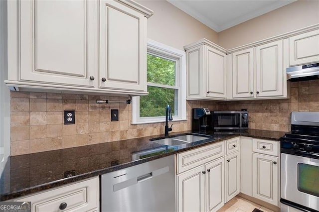 404 Pine Grove Way, Woodstock, GA 30189 - kitchen with stainless steel appliances, a sink, dark stone counters, under cabinet range hood, and ornamental molding