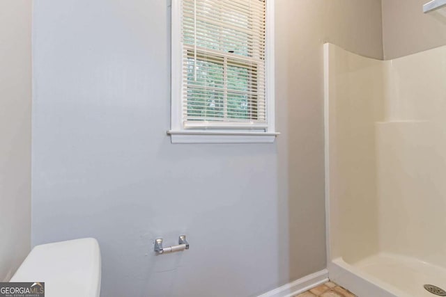 604 Hamlet Ct SE, Conyers, GA 30094 - full bathroom with a shower, toilet, and baseboards