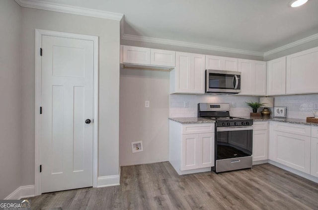 315 Arbor Cir, Rockmart, GA 30153 - kitchen with stainless steel appliances, light stone counters, backsplash, light wood-type flooring, and ornamental molding