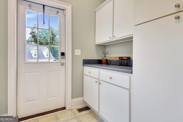 505 Lighthouse Ln, Peachtree City, GA 30269 - entryway with baseboards