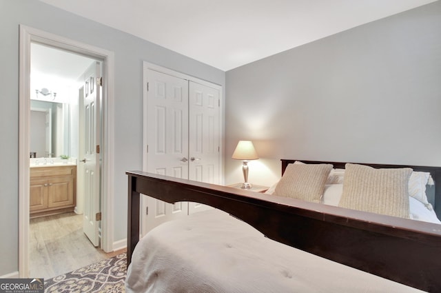 505 Lighthouse Ln, Peachtree City, GA 30269 - bedroom featuring light wood finished floors, a closet, ensuite bathroom, and baseboards