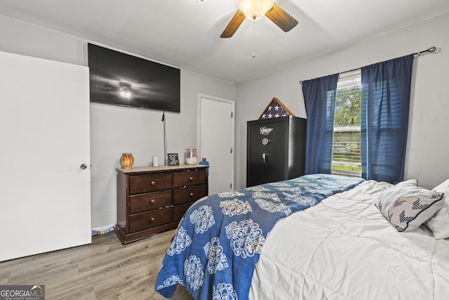 314 Clifton Dr, Port Wentworth, GA 31407 - bedroom with wood finished floors and ceiling fan