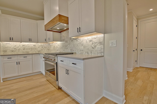 375 Werner Way, Senoia, GA 30276 - kitchen featuring stainless steel stove, light wood-style floors, tasteful backsplash, recessed lighting, and ornamental molding