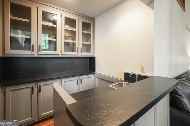 11940 Mountain Laurel Dr, Roswell, GA 30075 - bar with a sink
