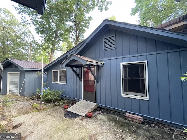 1095 Mountain Shadows Dr, Cleveland, GA 30528 - property entrance featuring board and batten siding