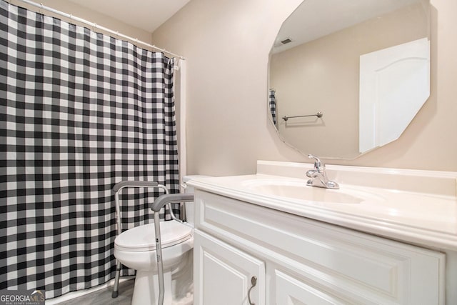 325 Leonard Rd, Lagrange, GA 30241 - full bathroom featuring vanity, toilet, and curtained shower