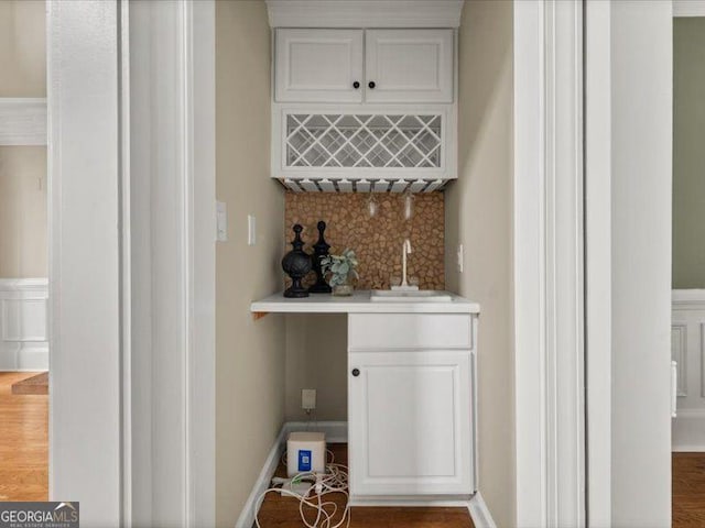 121 Fulton Way SE, Atlanta, GA 30312 - indoor wet bar featuring tasteful backsplash, wood finished floors, and baseboards