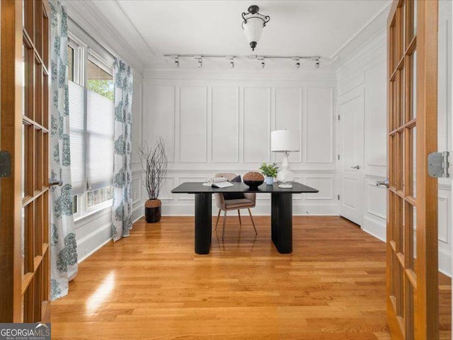 121 Fulton Way SE, Atlanta, GA 30312 - office area with a decorative wall, light wood finished floors, and rail lighting