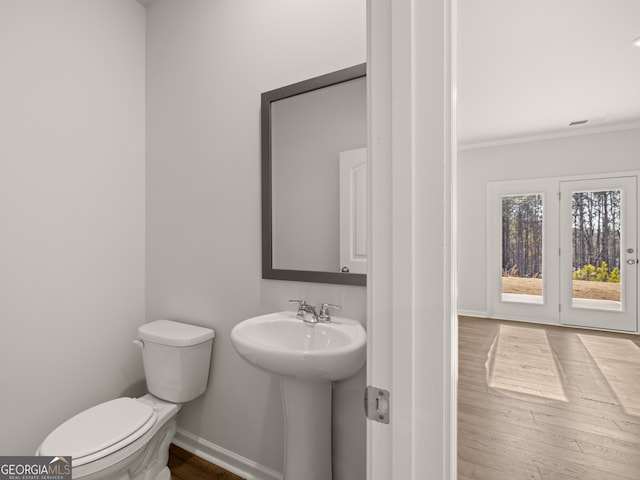 525 King Vlg, Braselton, GA 30517 - bathroom featuring wood finished floors, toilet, baseboards, a sink, and ornamental molding