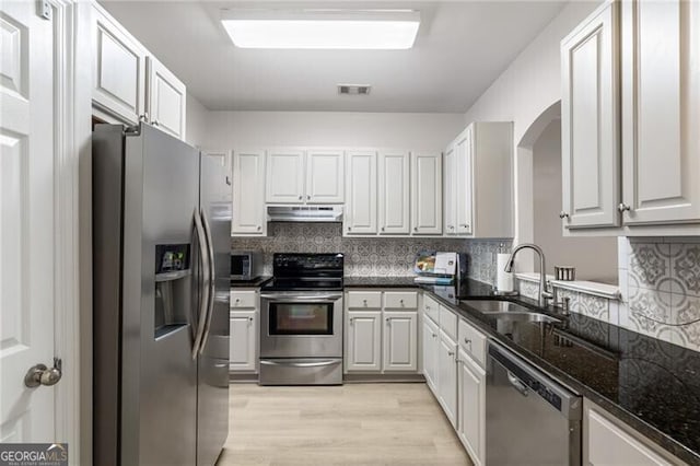 3088 Steeplechase Dr, Alpharetta, GA 30004 - kitchen with stainless steel appliances, under cabinet range hood, a sink, tasteful backsplash, and light wood-style floors